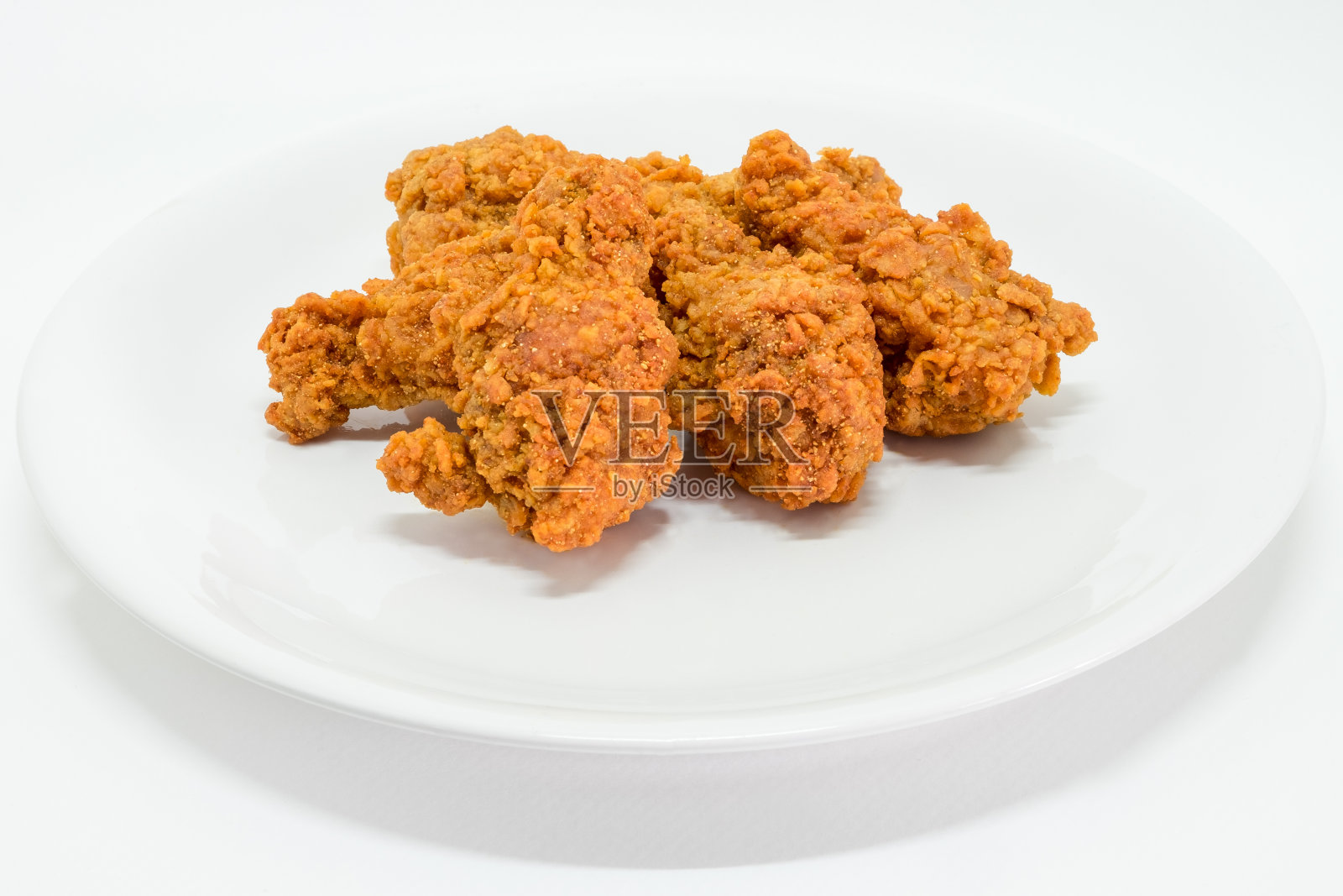 热炸鸡翅辣在盘子上白色的背景照片摄影图片