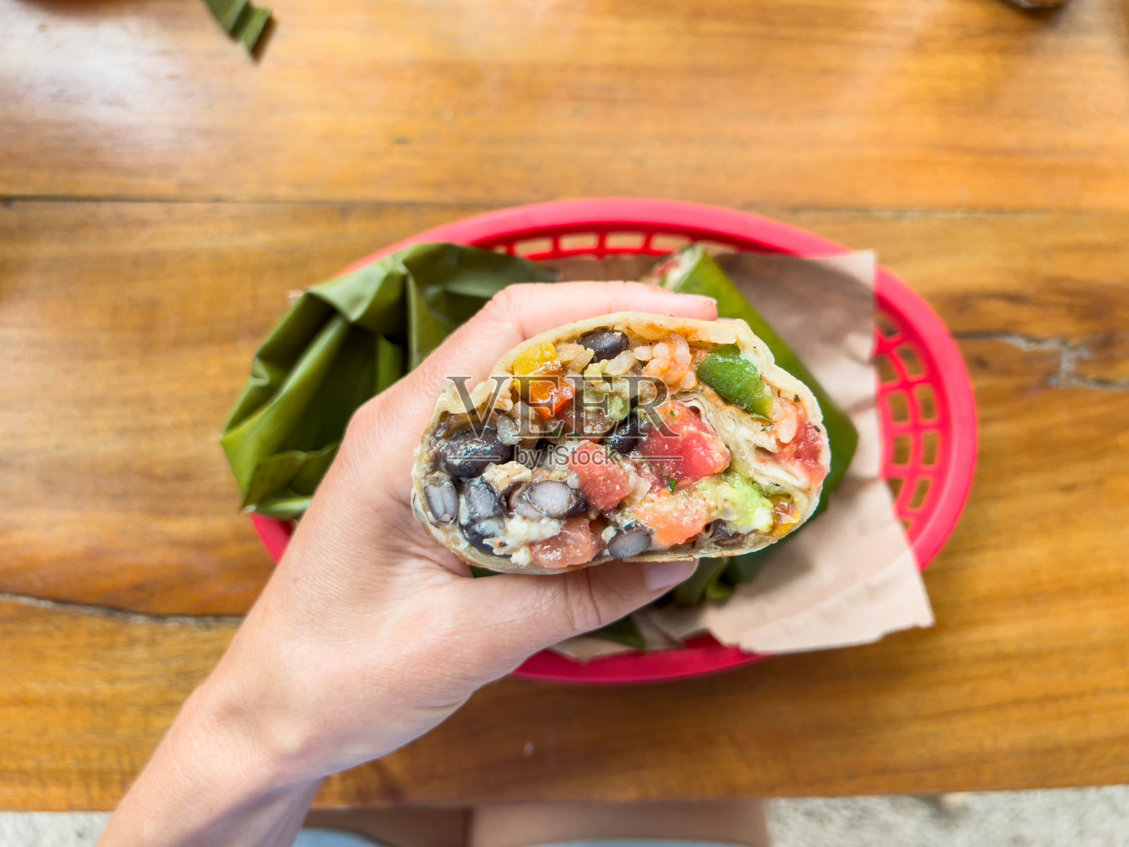 一个人手里拿着新鲜的玉米煎饼的细节照片摄影图片