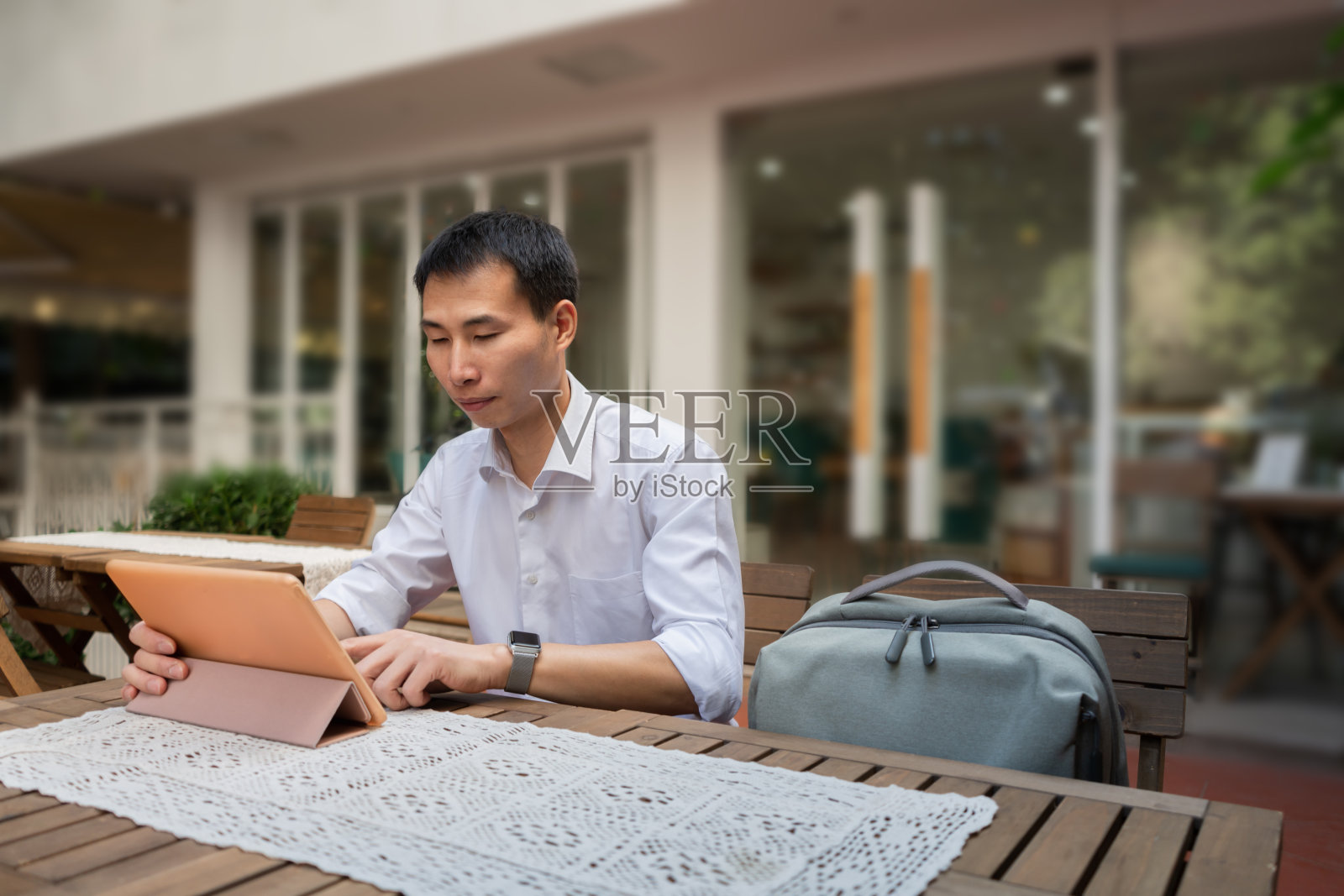 使用平板电脑的亚洲男性办公室职员照片摄影图片