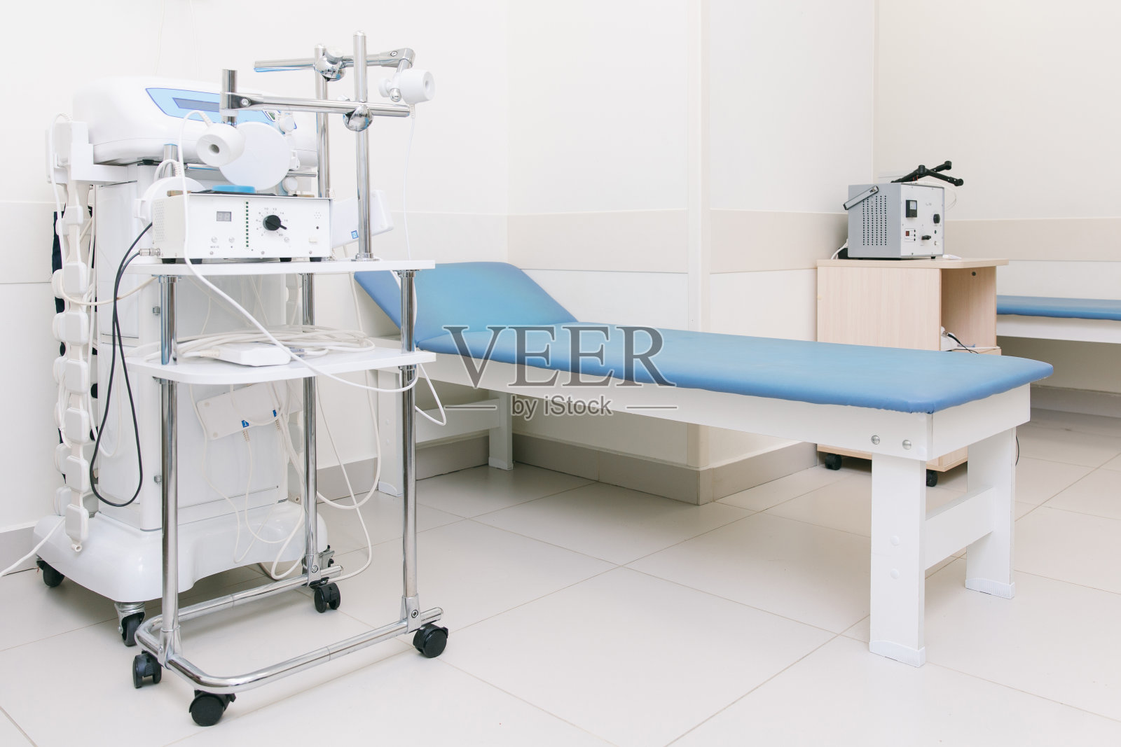 医院诊断的房间。现代医疗设备、预防医学和保健理念。现代医院实验室。治疗的房间。理疗。医生办公室内部照片摄影图片