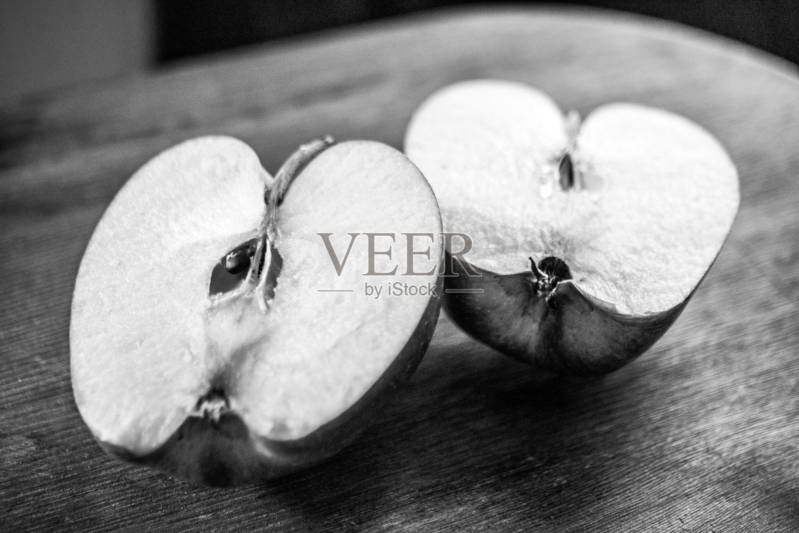 苹果切成两半,特写镜头照片摄影图片