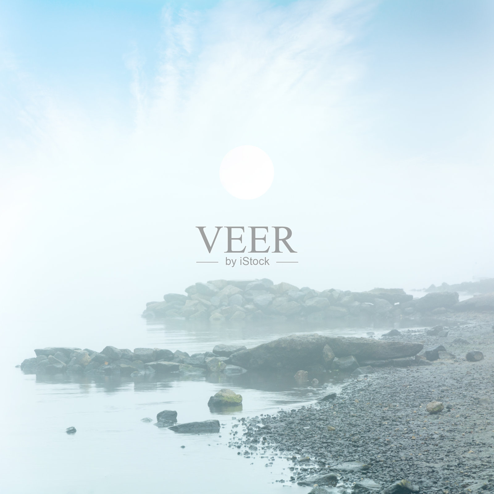 神秘的海岸在雾中照片摄影图片