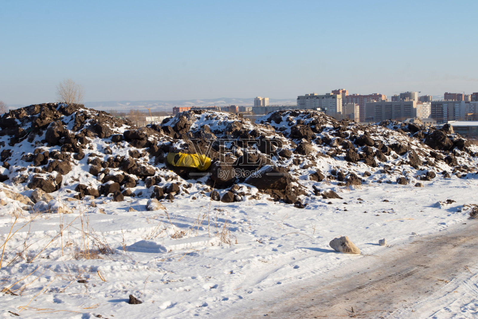 在自然森林里非法倾倒家具垃圾照片摄影图片