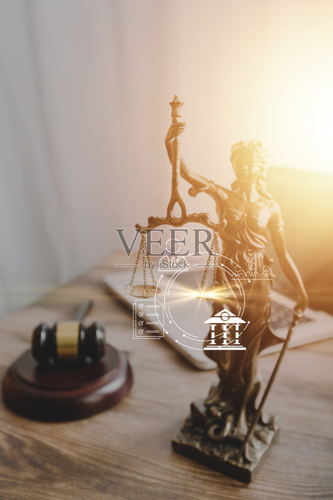 商务人士和律师在办公室的办公桌上用黄铜天平讨论合同文件。法律、法律服务、法律咨询、司法和法律概念图片具有电影颗粒效果照片摄影图片