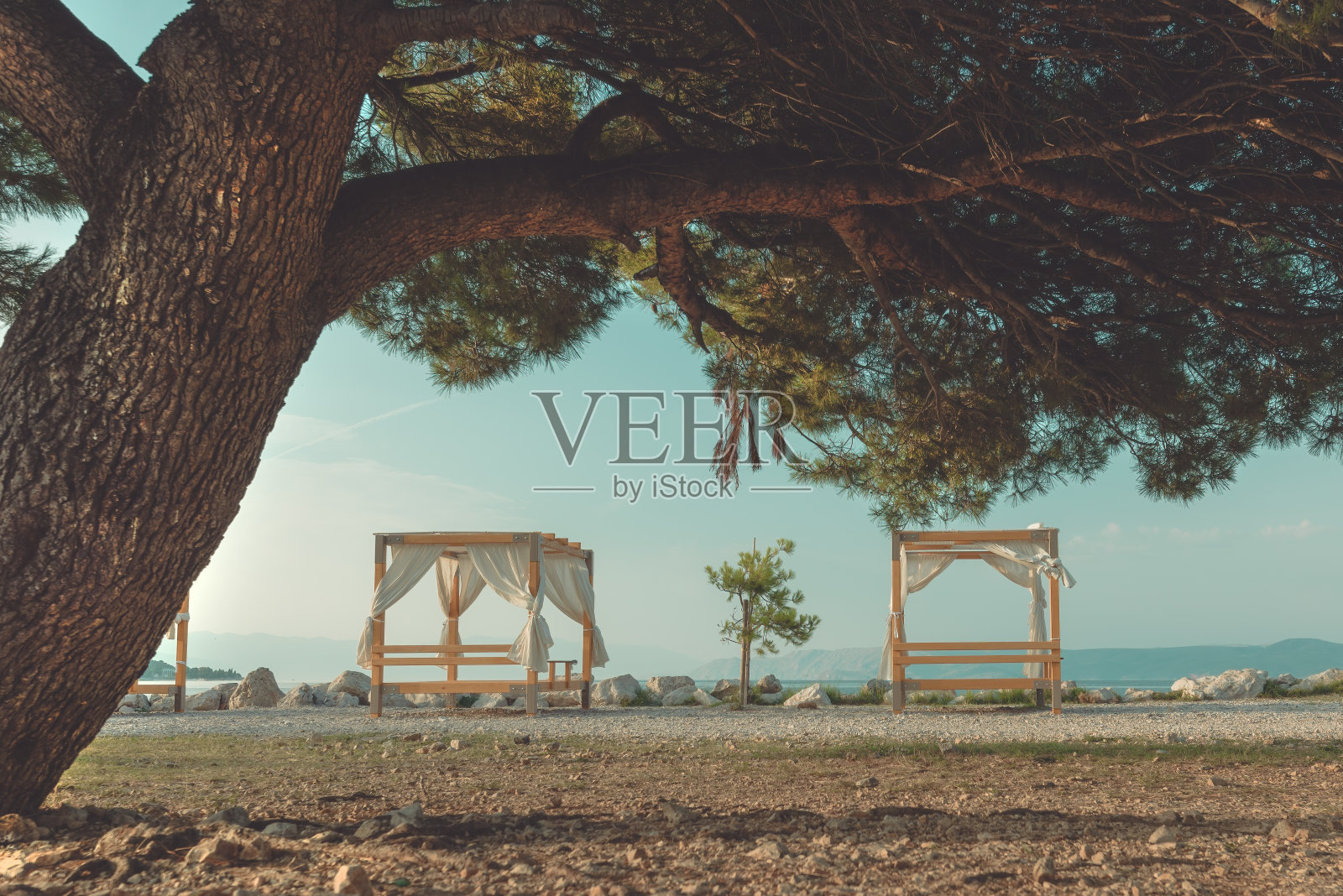 夏日清晨的海边凉棚照片摄影图片