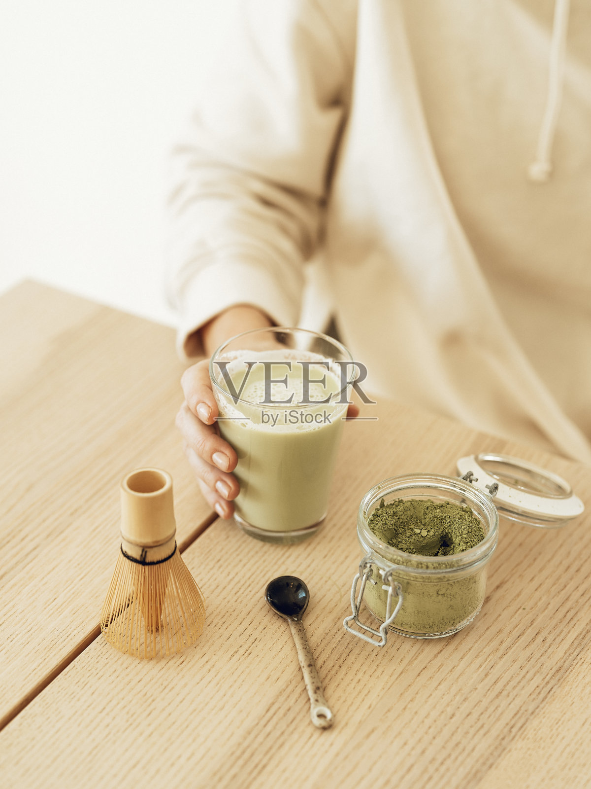 女子在厨房茶道制作抹茶照片摄影图片