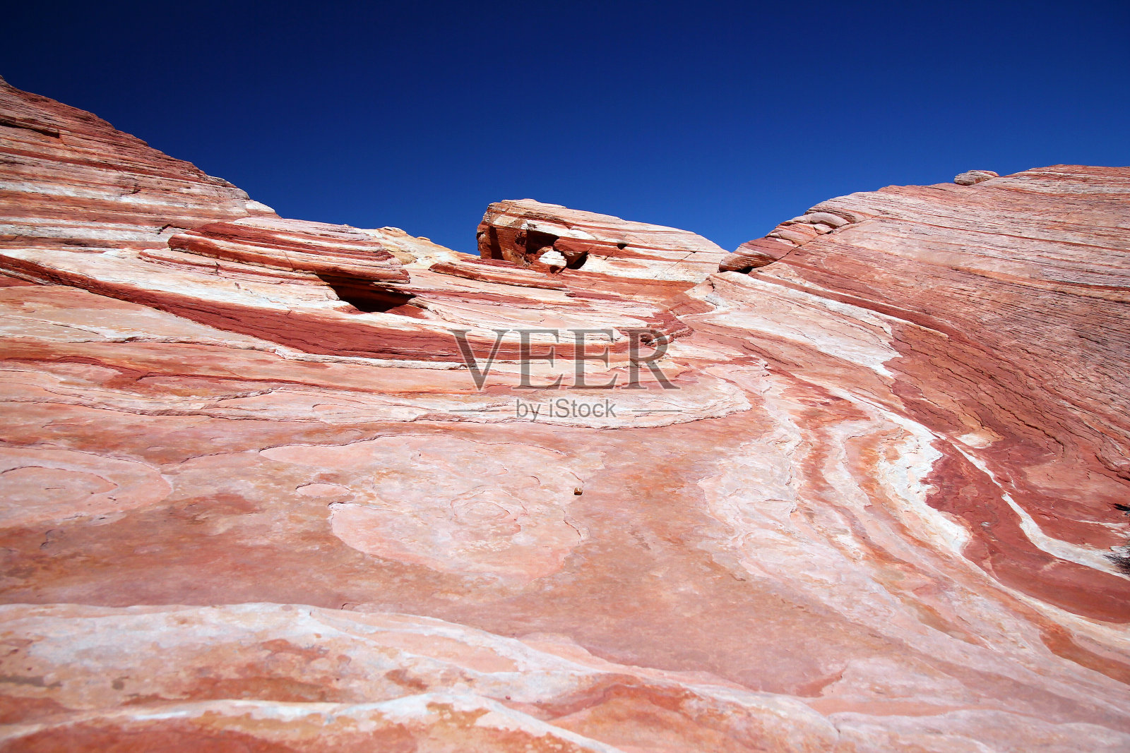 内华达沙漠火谷岩石上移动的形状和线条照片摄影图片
