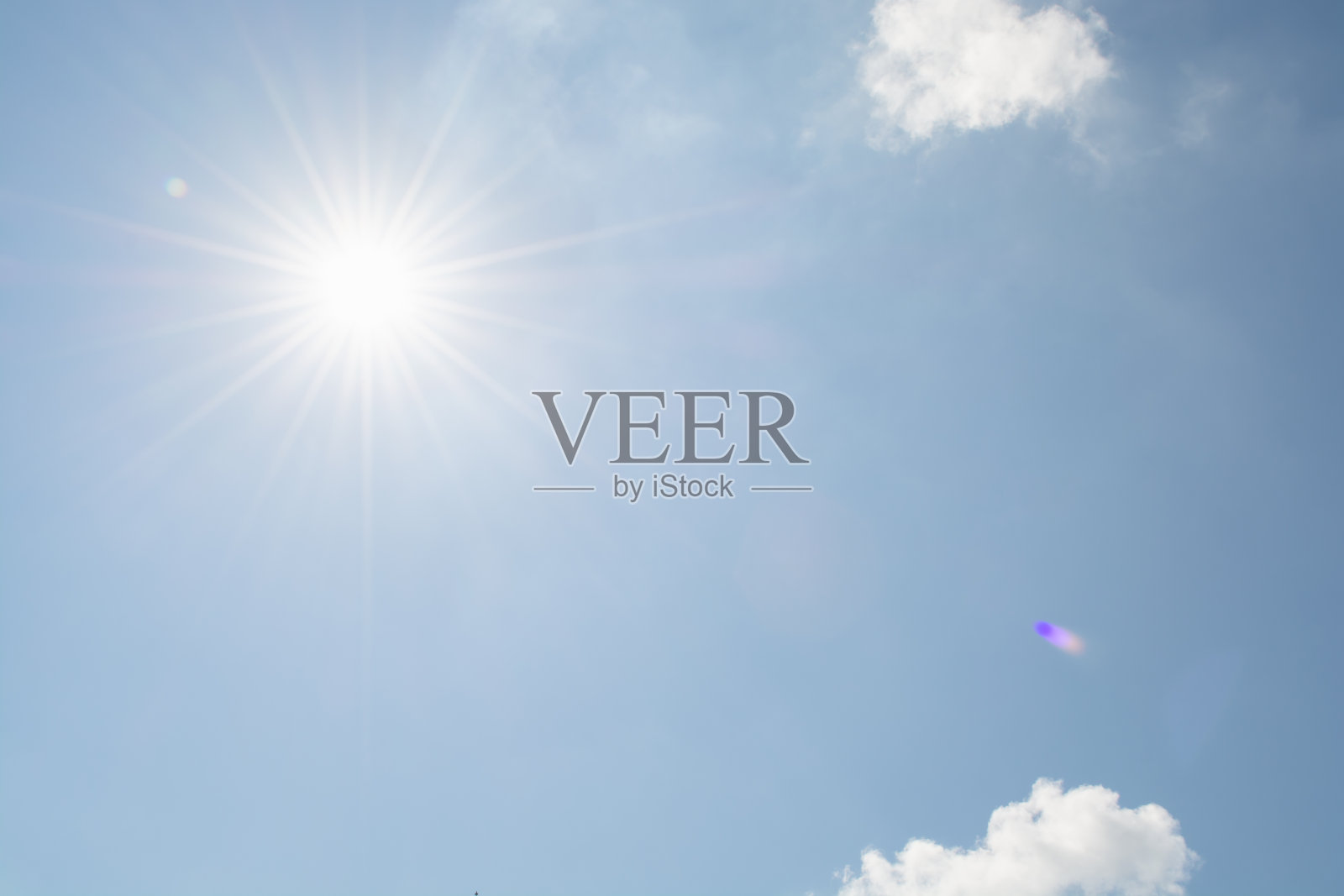 夏天的天空,多云的背景,明亮的阳光在蓝色的天空照片摄影图片