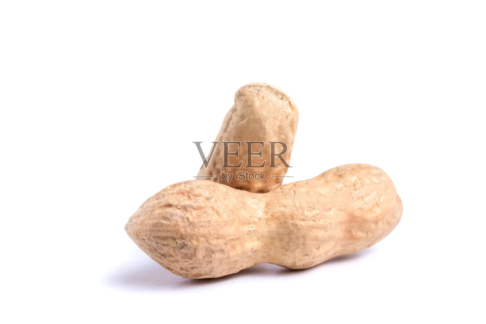 花生去皮和花生荚隔离在白色背景上。照片摄影图片