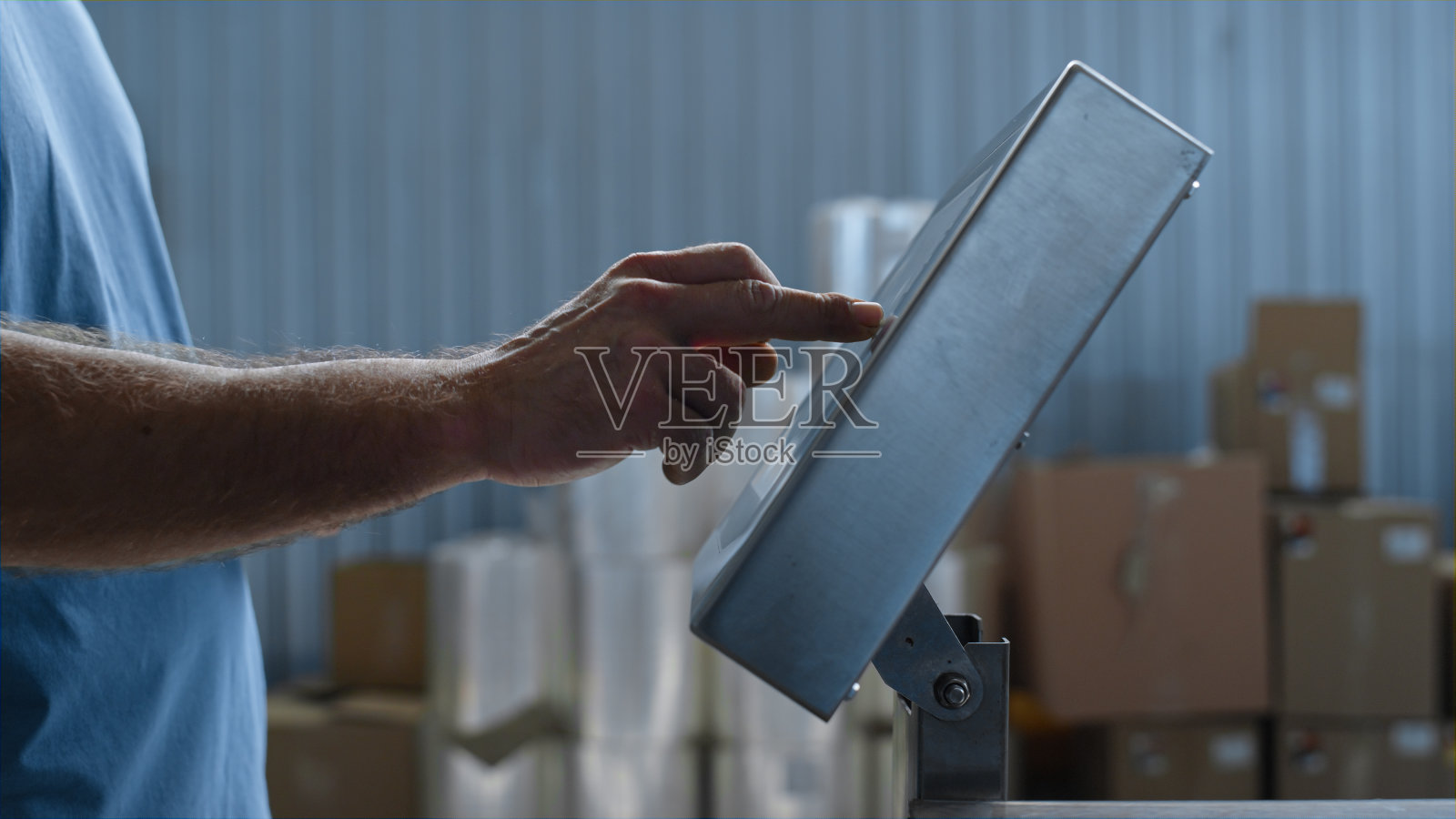 特写工厂工人的手称重货物计算生产供应类型照片摄影图片