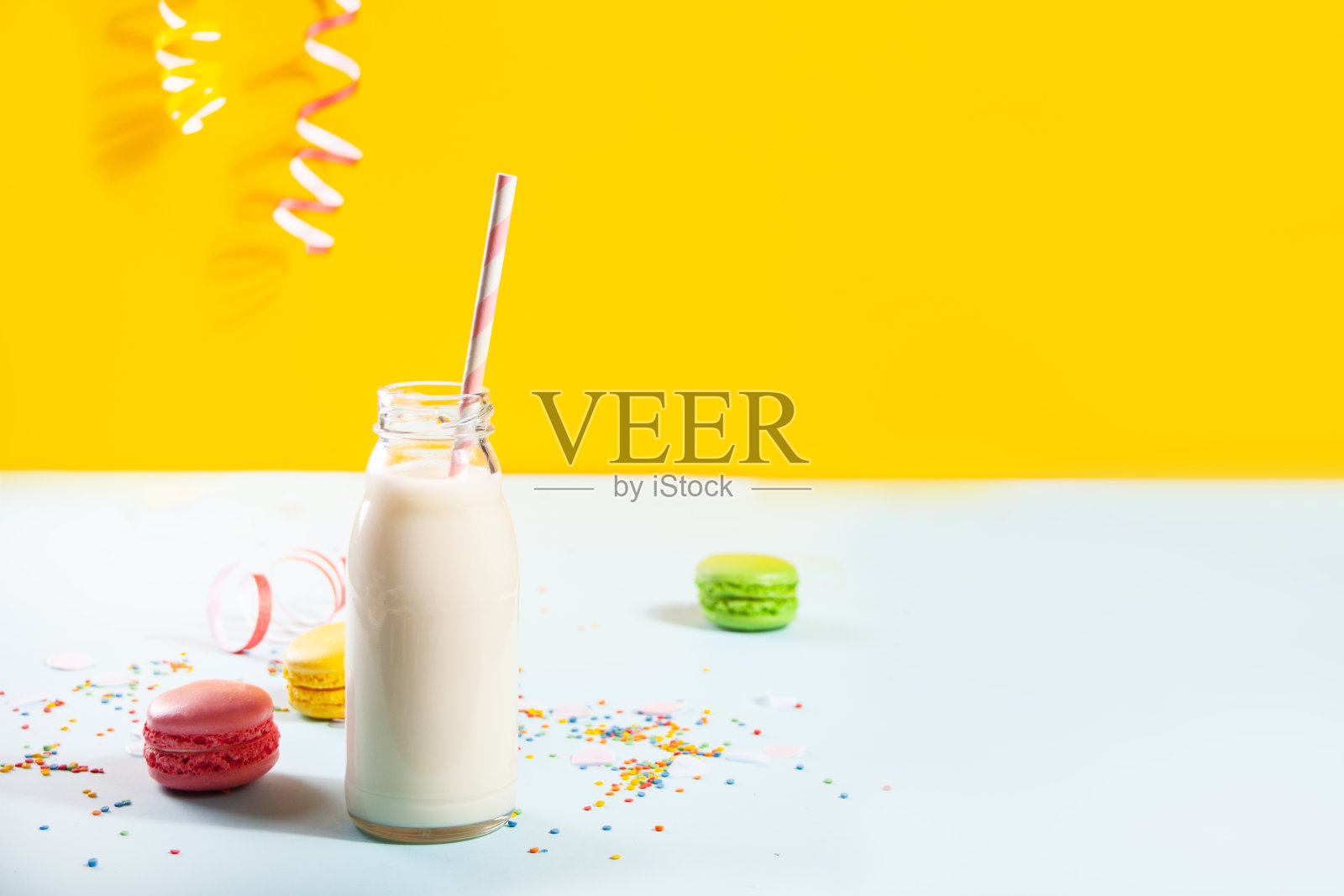 背景是一瓶牛奶和杏仁饼干。生日的概念。照片摄影图片