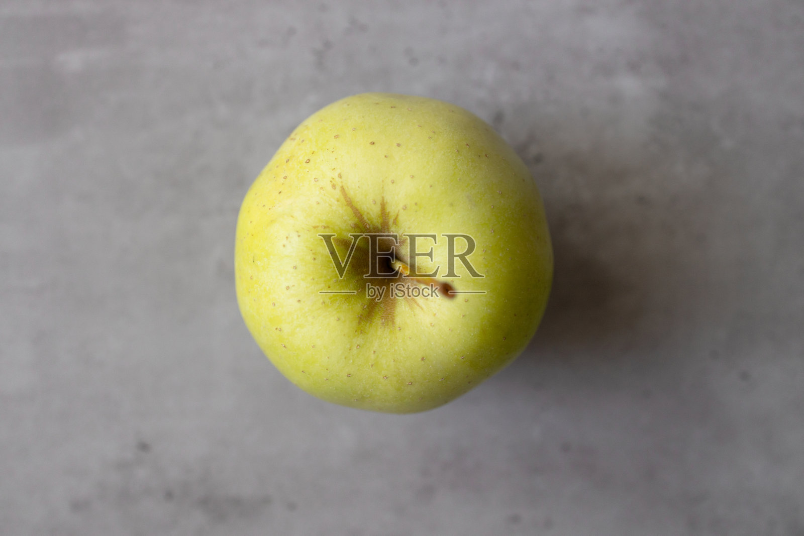 健康的生活方式、饮食和运动理念。健康的绿色苹果在灰色背景的俯视图。照片摄影图片