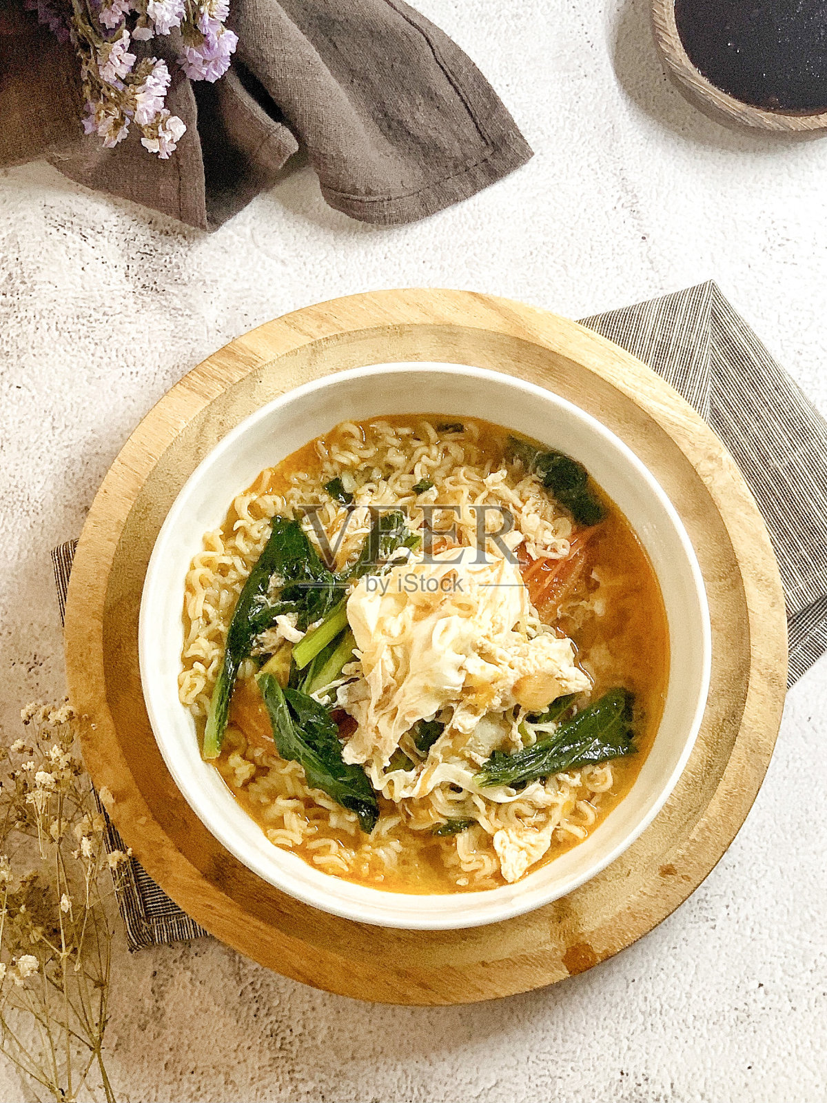 面条加鸡蛋和蔬菜。照片摄影图片