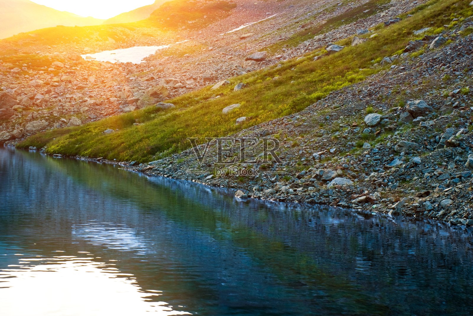 山间湖上的日落照片摄影图片