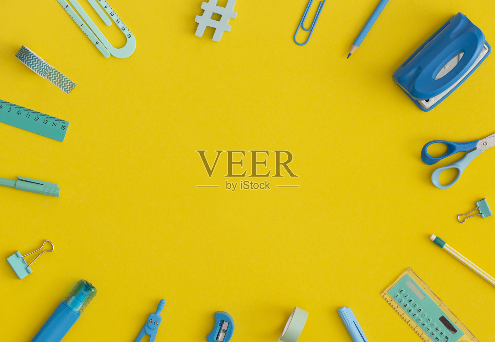 黄色背景的文具。顶部视图与复制空间。平的。回到学校的概念。照片摄影图片