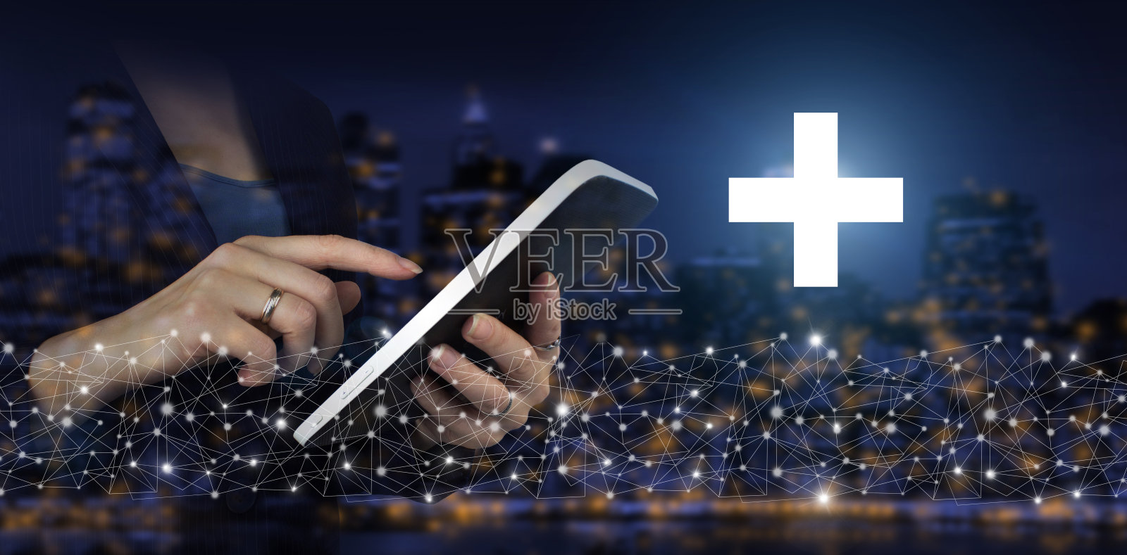 利益加积极的东西,个人发展,成长的概念。在城市黑暗模糊的背景上,用手触摸带有数字全息图标识的白色平板。照片摄影图片