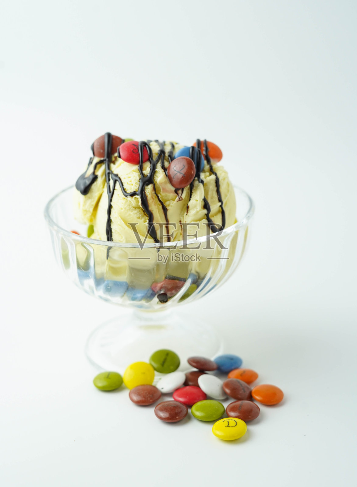 一杯冰淇淋球和彩色糖果照片摄影图片