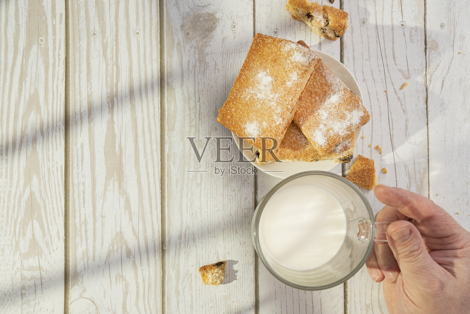在木制背景上自制巧克力、坚果和葡萄干饼干。早餐。照片摄影图片
