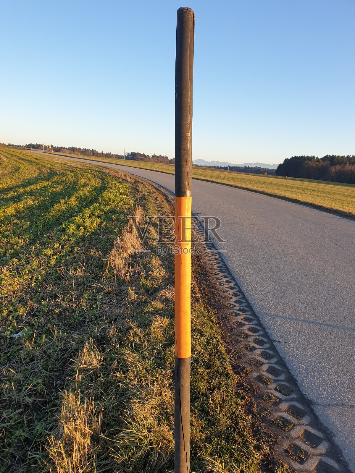 傍晚灯光下的乡间小路照片摄影图片