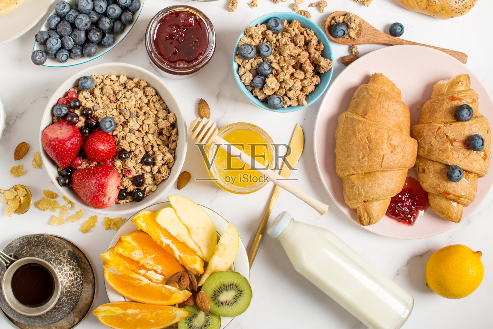 新鲜健康的早餐。灰色背景上的健康早餐。照片摄影图片