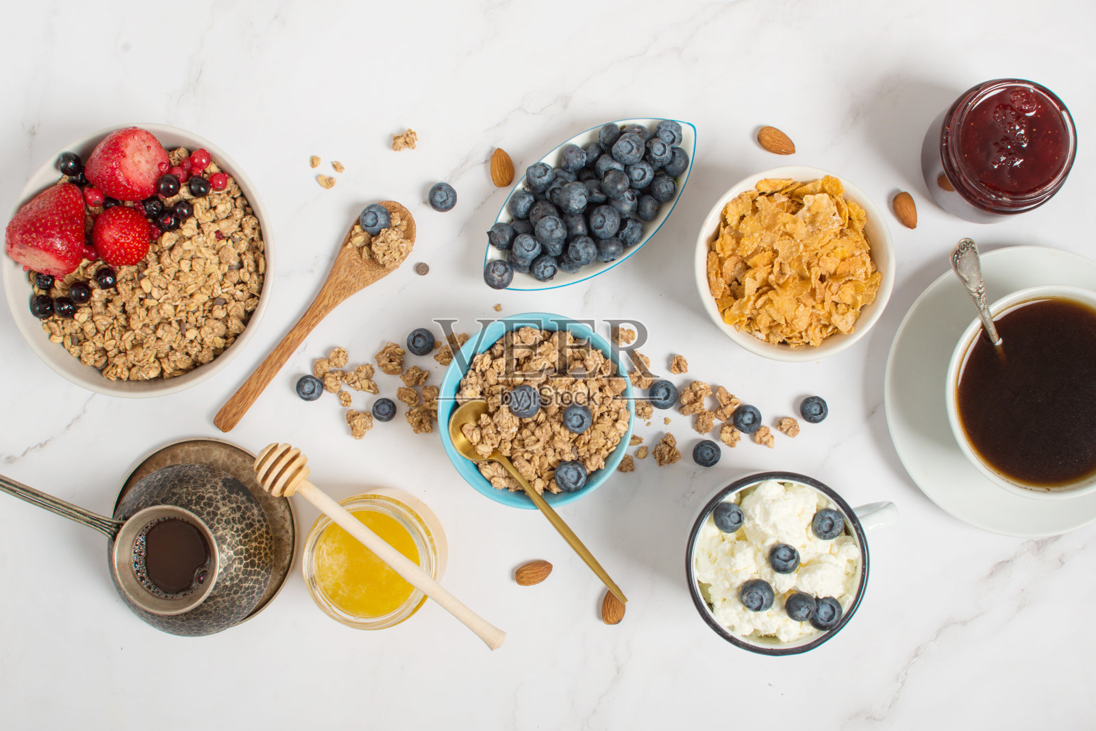 一份含有酸奶和麦片的健康早餐。照片摄影图片