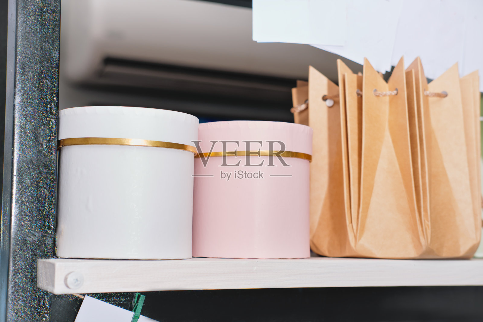 花店货架上的礼盒和礼袋。礼品及礼品、生日庆祝、包装及运输服务理念。,快递送货照片摄影图片