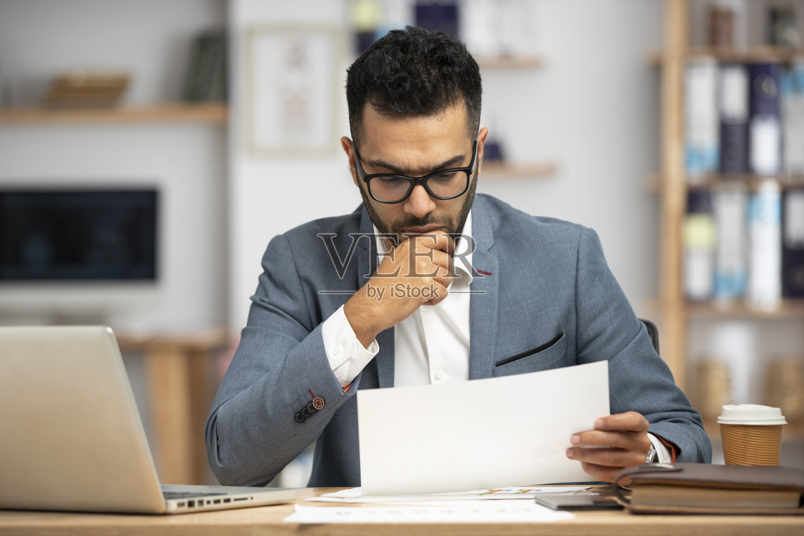 一个英俊的年轻商人在办公室工作的肖像照片摄影图片