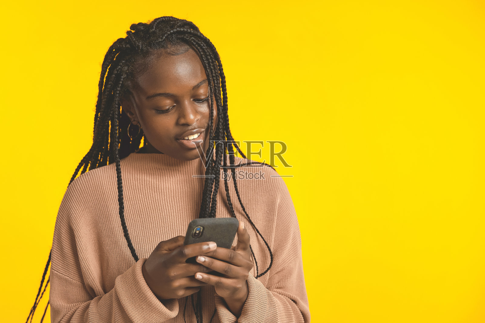 青少年在她的手机上照片摄影图片