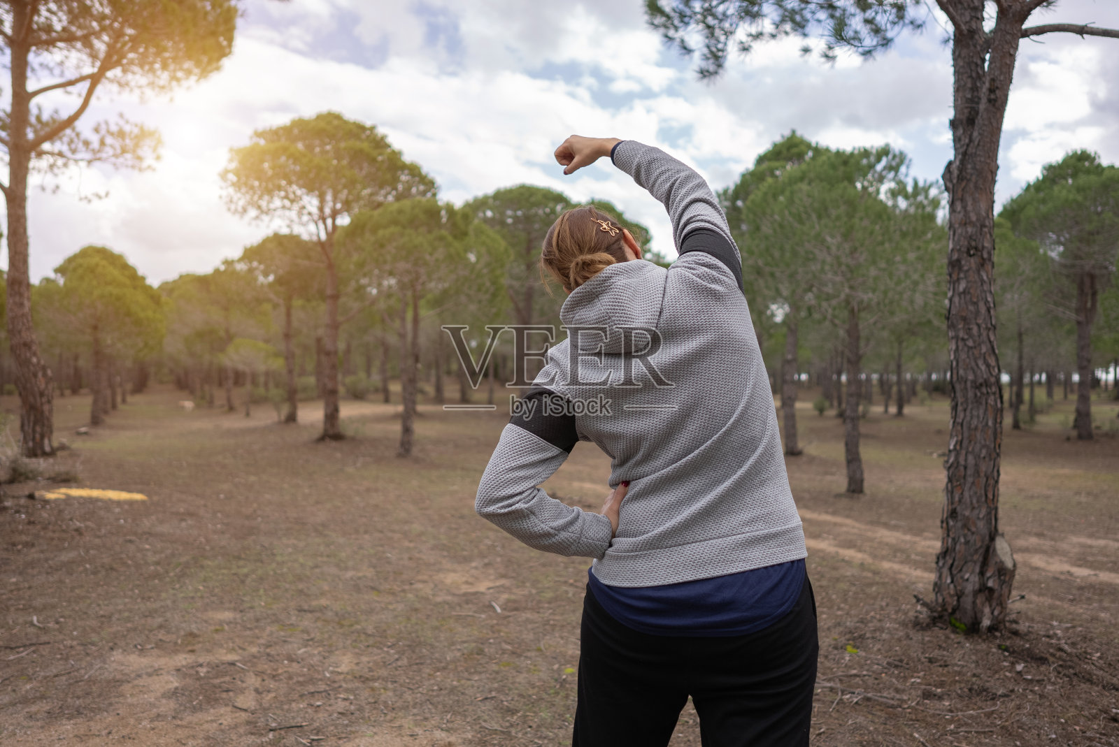 成熟的女性跑步者在晨跑前热身照片摄影图片