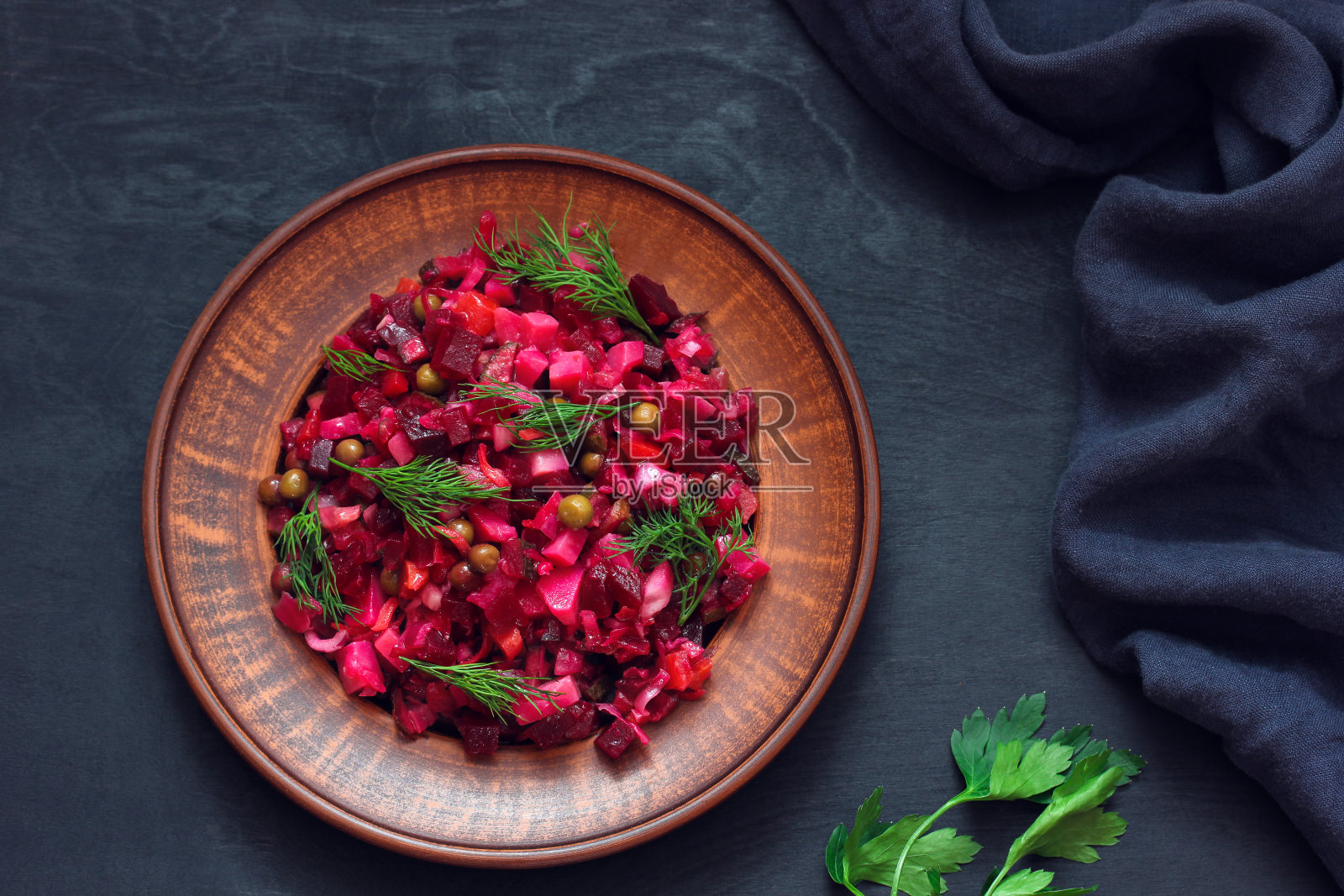油醋油沙司,俄罗斯沙拉的甜菜根,豌豆,土豆等蔬菜,俯视图。照片摄影图片