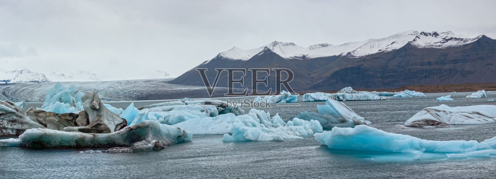 Jökulsárlón冰川湖,冰岛的泻湖。位于靠近大西洋边缘的Breiðamerkurjökull冰川,Vatnajökull冰盖或瓦特纳冰川的头部。照片摄影图片