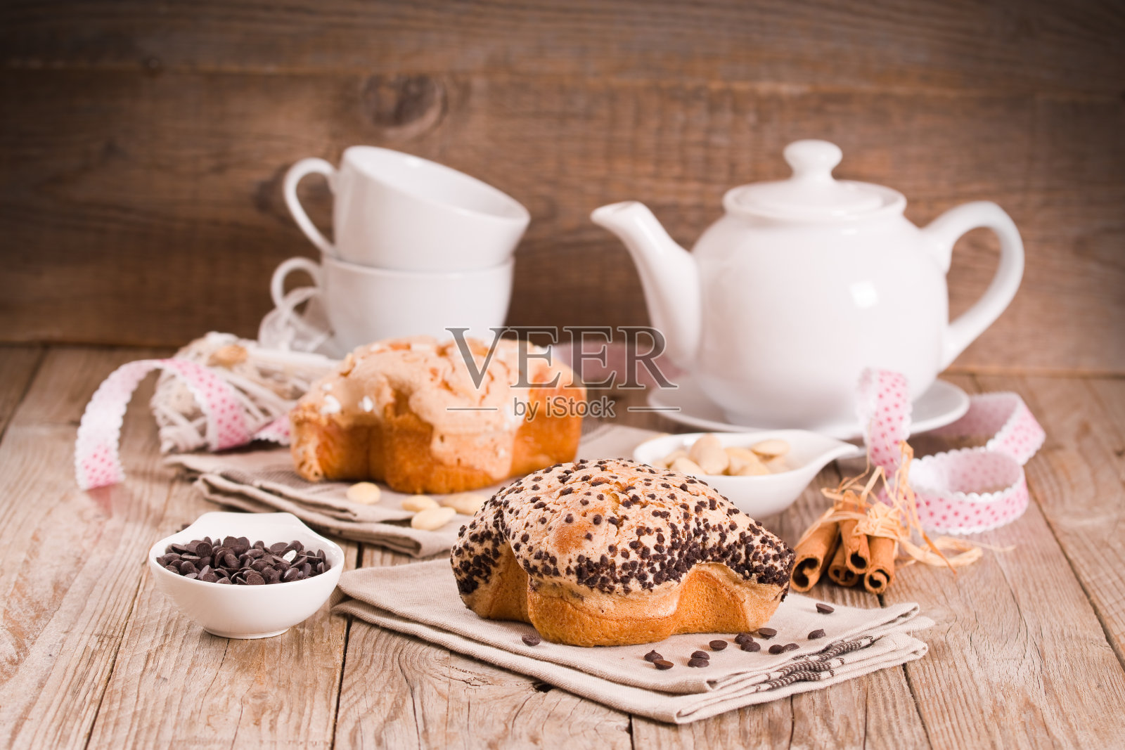 科隆巴意大利复活节鸽子面包。照片摄影图片