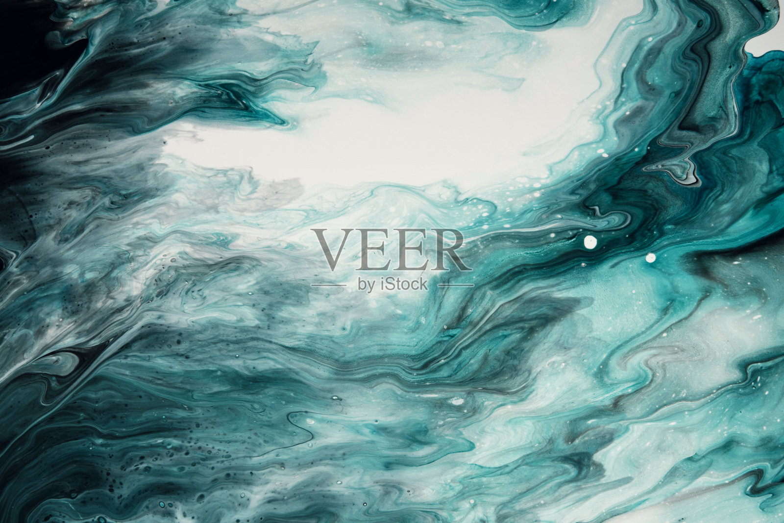 流体艺术。液体深色绿松石抽象滴水和波浪。大理石效果的背景或纹理照片摄影图片