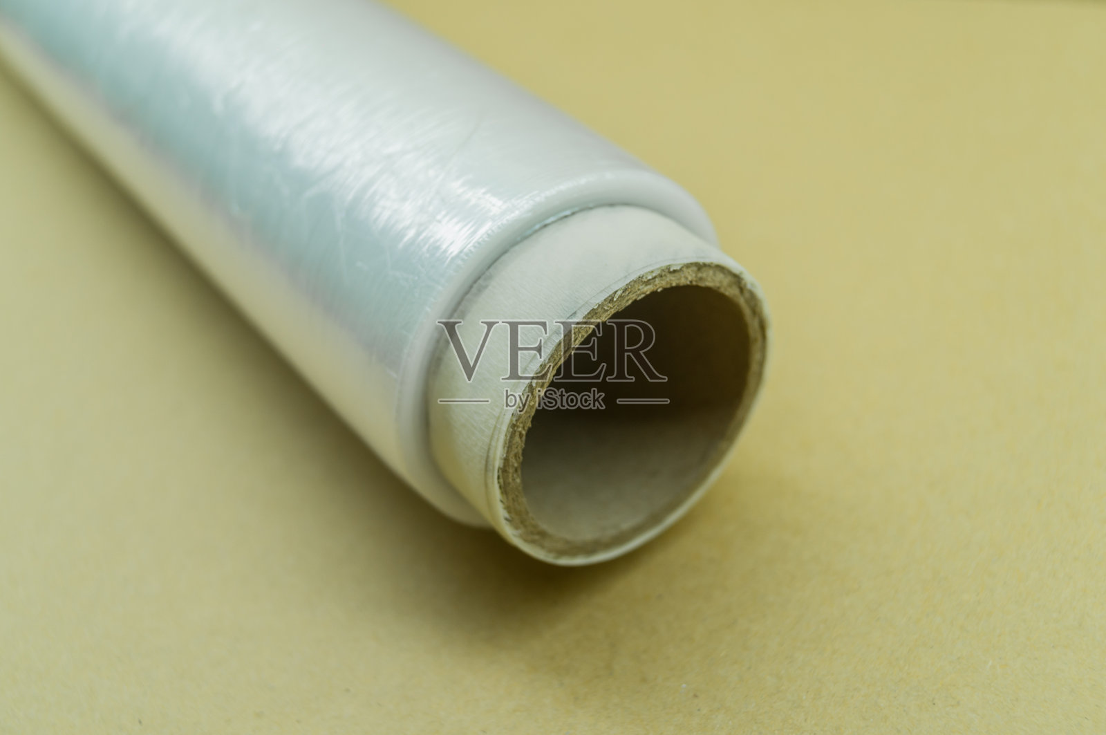 用于食品包装的食品拉伸膜卷。一卷装在硬纸板轴上的包装薄膜。有选择性的重点照片摄影图片