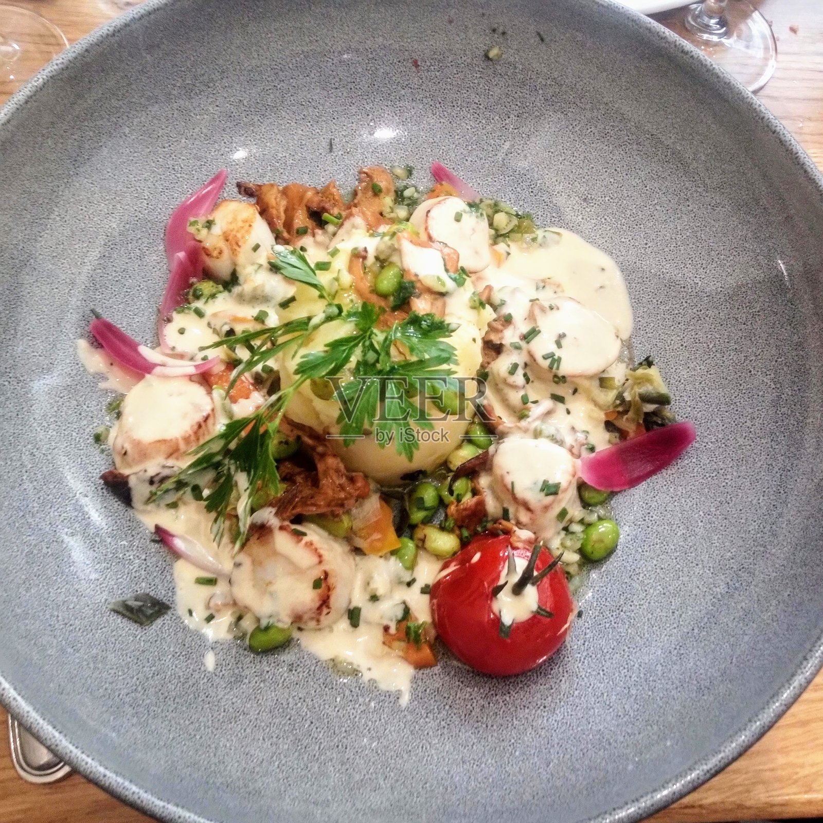 一盘扇贝配上番茄酱和佐料的照片照片摄影图片