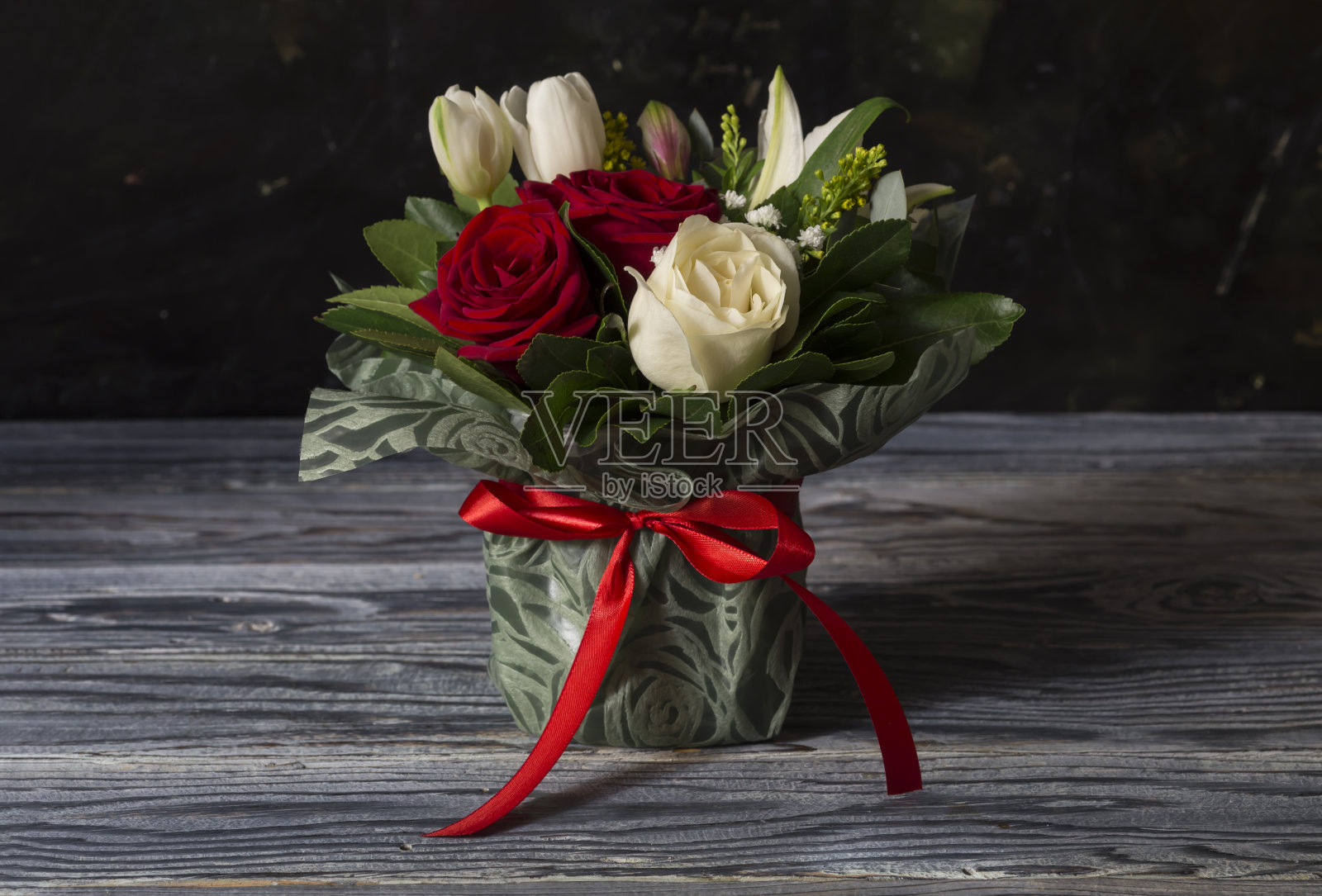 木桌上不同花束的浪漫特写。照片摄影图片