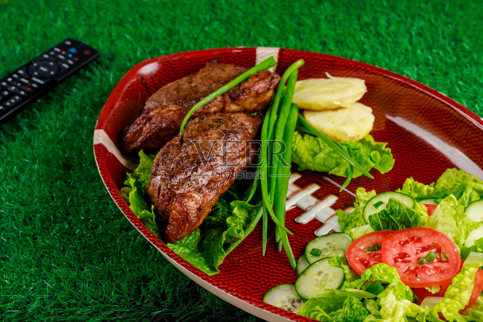 牛肉沙拉庆祝和观看美式橄榄球比赛。照片摄影图片