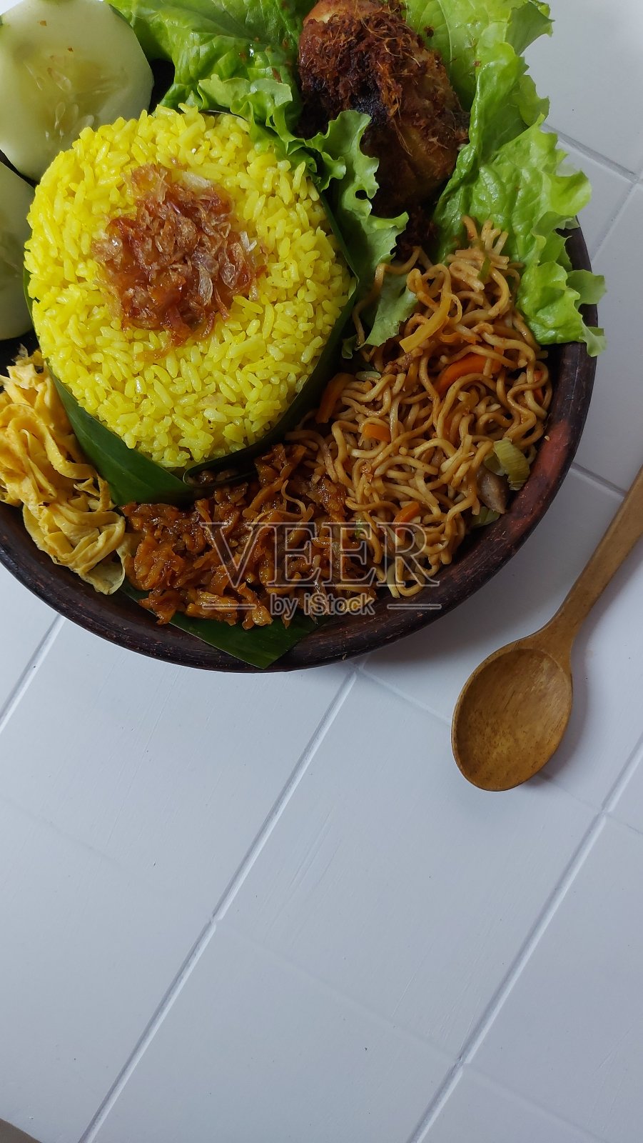 黄米饭。印尼传统食品照片摄影图片