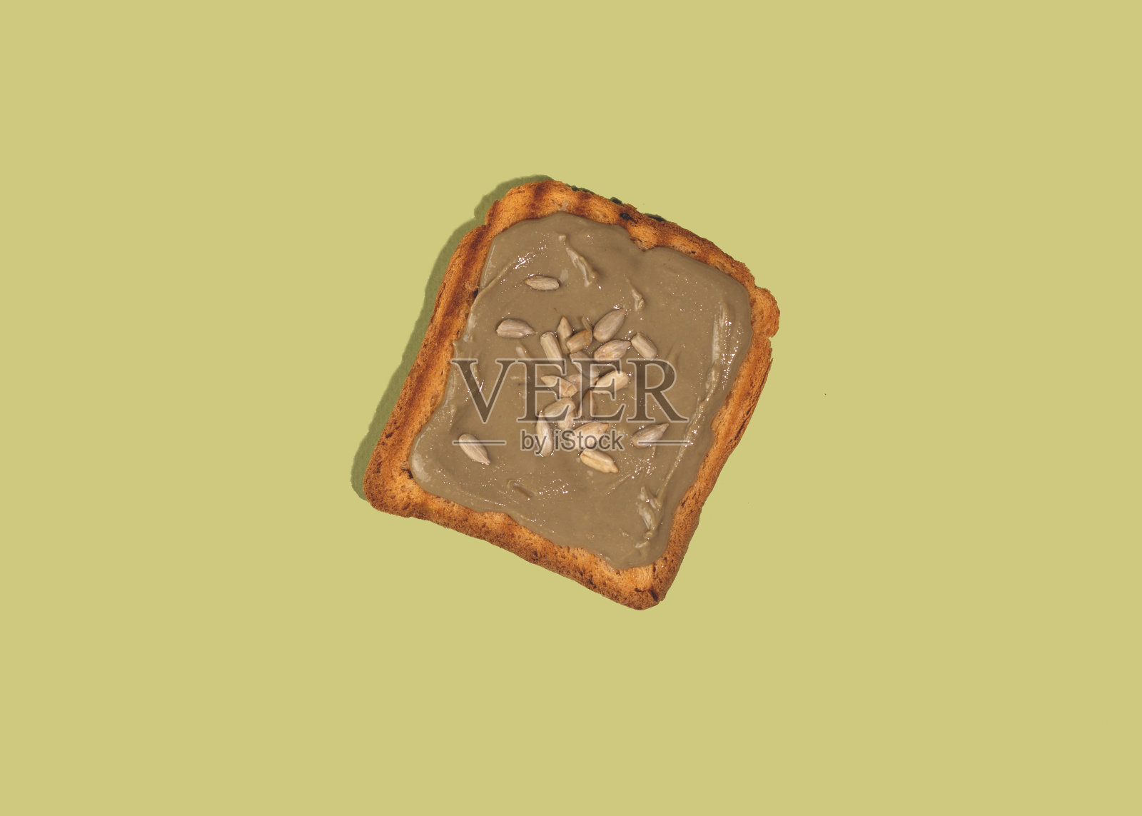 烤面包涂有机向日葵黄油。一种美味的,含奶油和咸味的食物。花生酱的低过敏性替代品。照片摄影图片