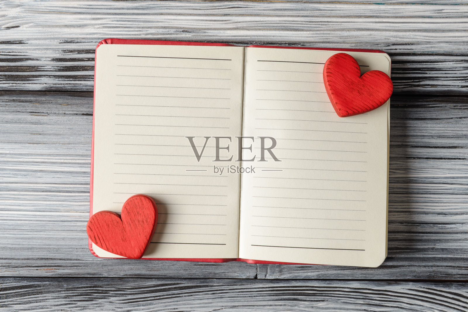 打开笔记本与空白页和红色的情人心木制背景照片摄影图片