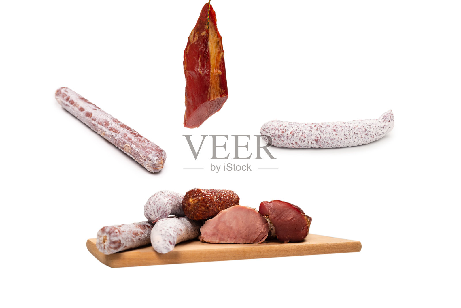 各种肉,烟熏肉,香肠,腊肠隔离在白色上。照片摄影图片