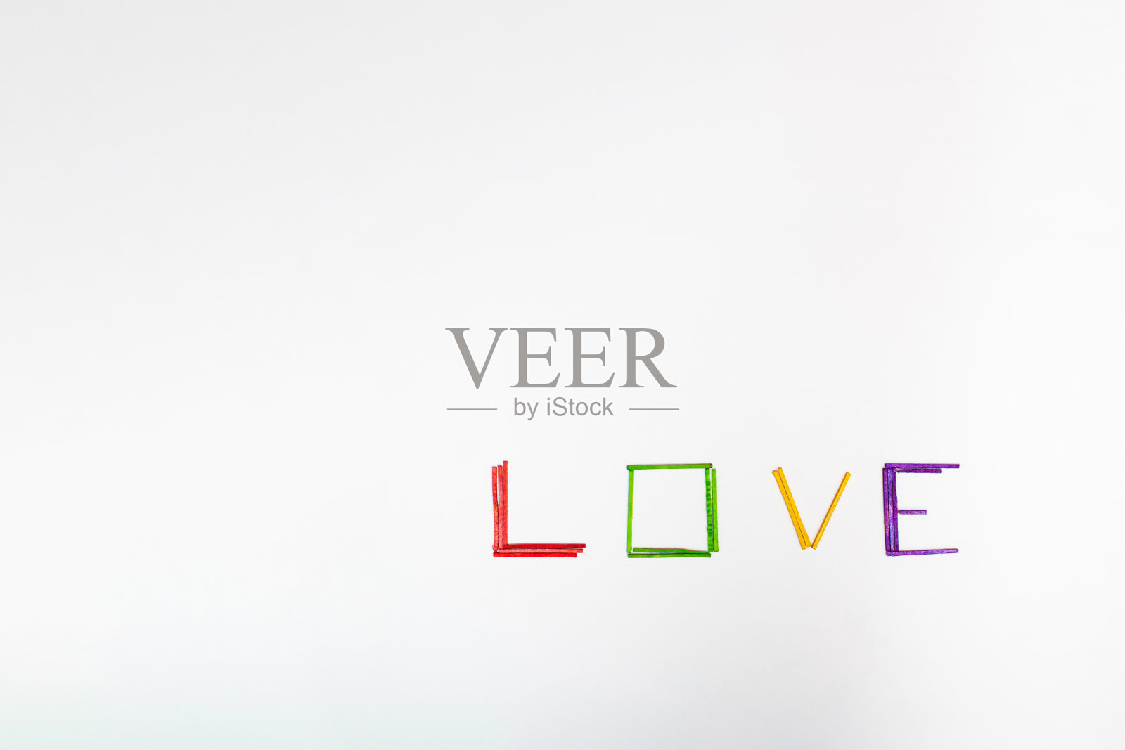 爱字由五颜六色的棒,红色,绿色,黄色和紫色,在清晰的白色背景上。最小的情人节概念与复制空间。平卧,爱观。照片摄影图片