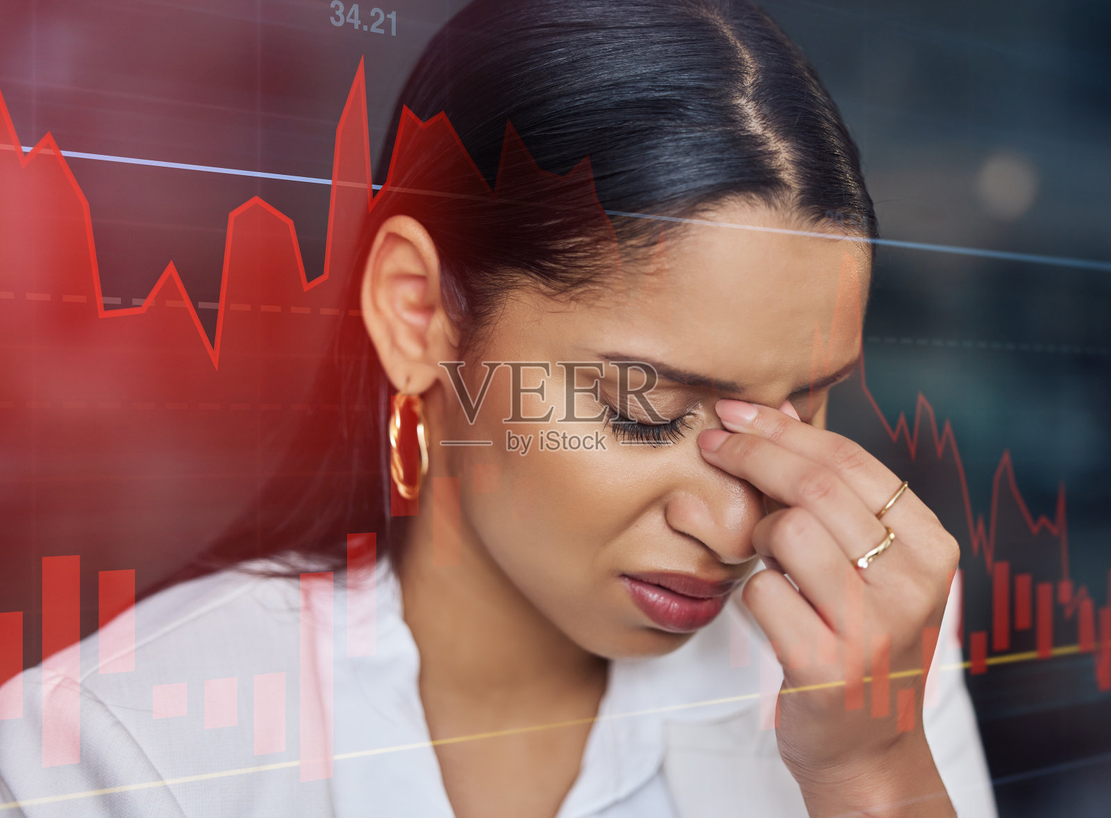 这张照片拍摄的是一位迷人的年轻女商人,晚上独自坐在办公室里,感觉压力很大照片摄影图片