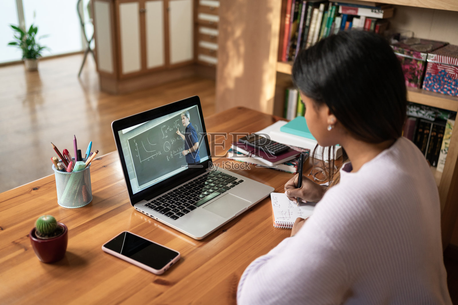 非裔美国女学生通过在线网络研讨会或在家学习数学,视频电话和聊天照片摄影图片