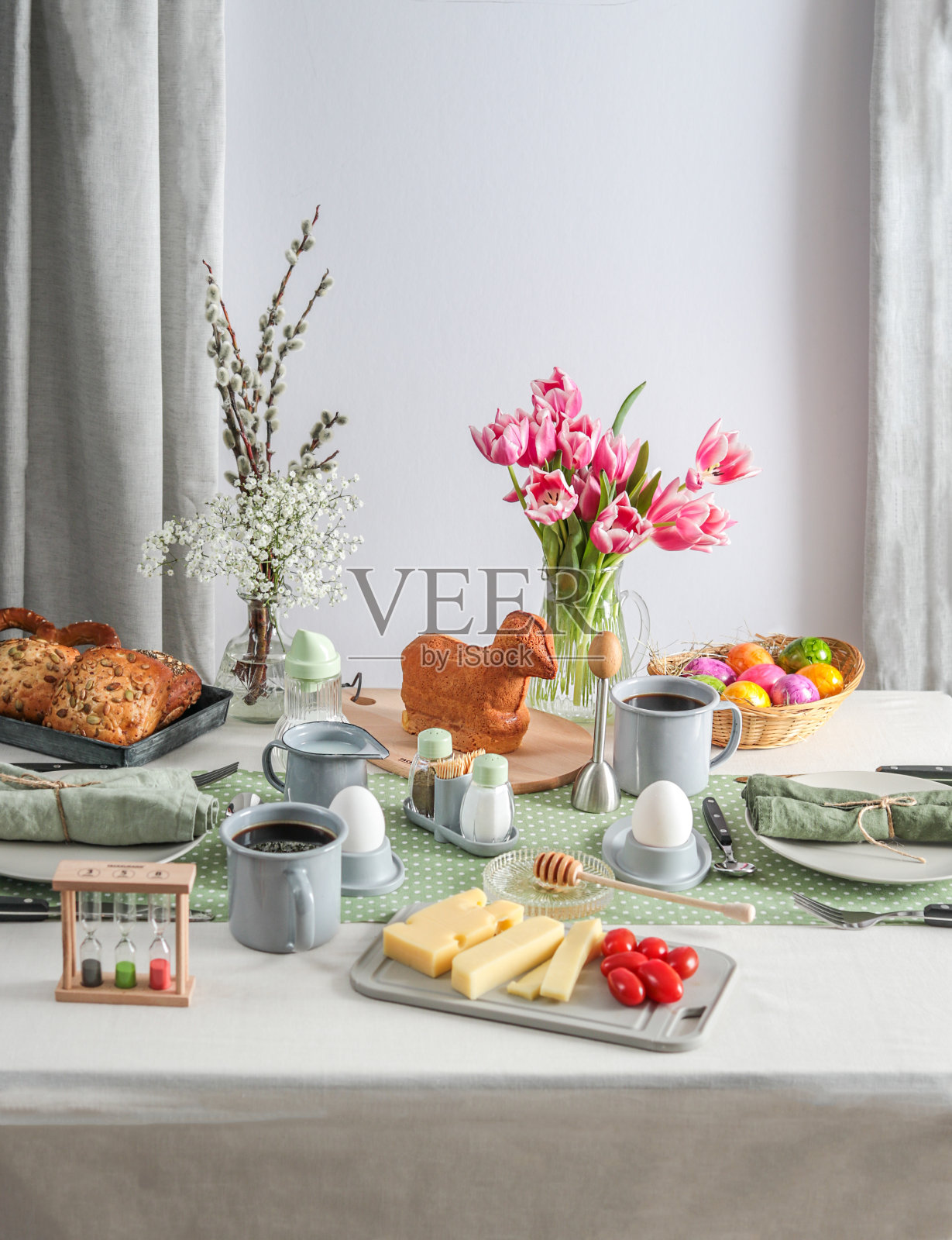 复活节早午餐早餐,咖啡,复活节羊肉蛋糕和郁金香照片摄影图片