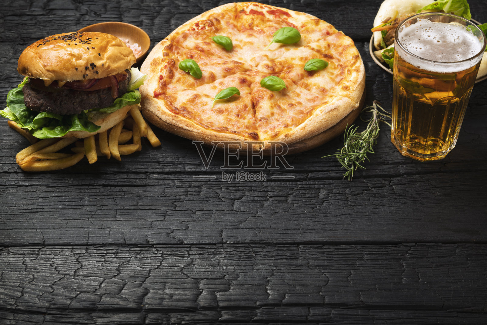 饥饿时吃快餐照片摄影图片