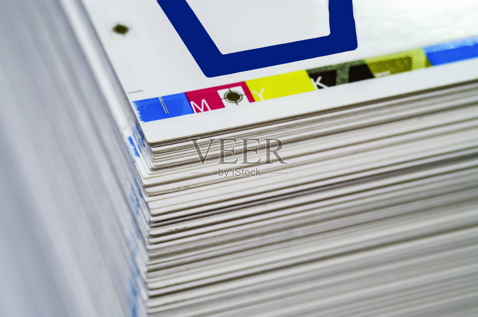 印刷产品的纸张。胶印。CMYK出版社。印刷厂的纸张。照片摄影图片