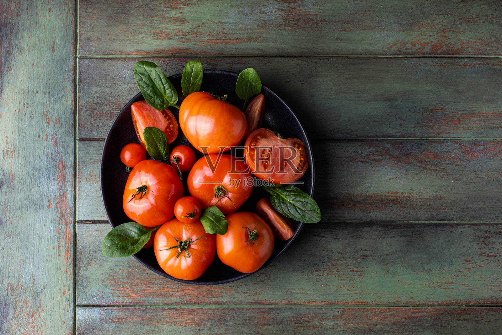 红色的番茄蔬菜在碗上的一桌美食摄影。照片摄影图片