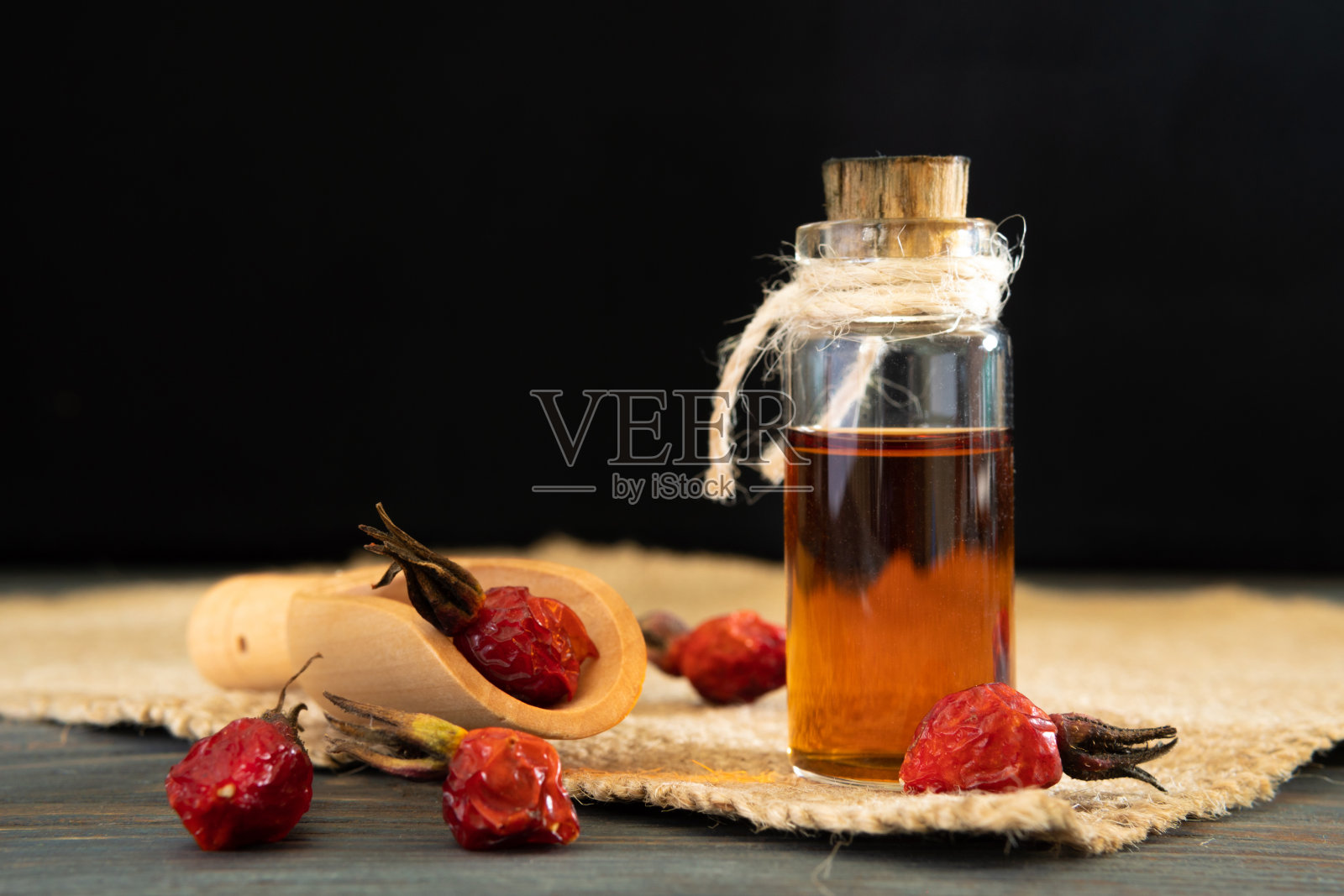 玫瑰花茶与红色水果木制背景照片摄影图片