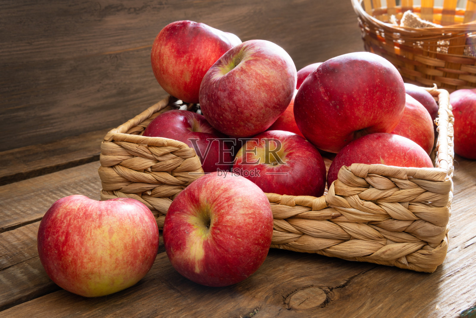 苹果躺在木板上,成熟的红色水果照片摄影图片